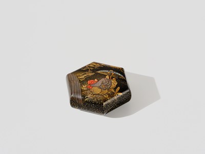 Lot 109 - A FINE INLAID LACQUER KOGO (INCENSE BOX) AND COVER WITH COURTIERS