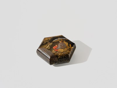 Lot 109 - A FINE INLAID LACQUER KOGO (INCENSE BOX) AND COVER WITH COURTIERS