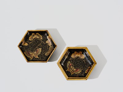 Lot 109 - A FINE INLAID LACQUER KOGO (INCENSE BOX) AND COVER WITH COURTIERS