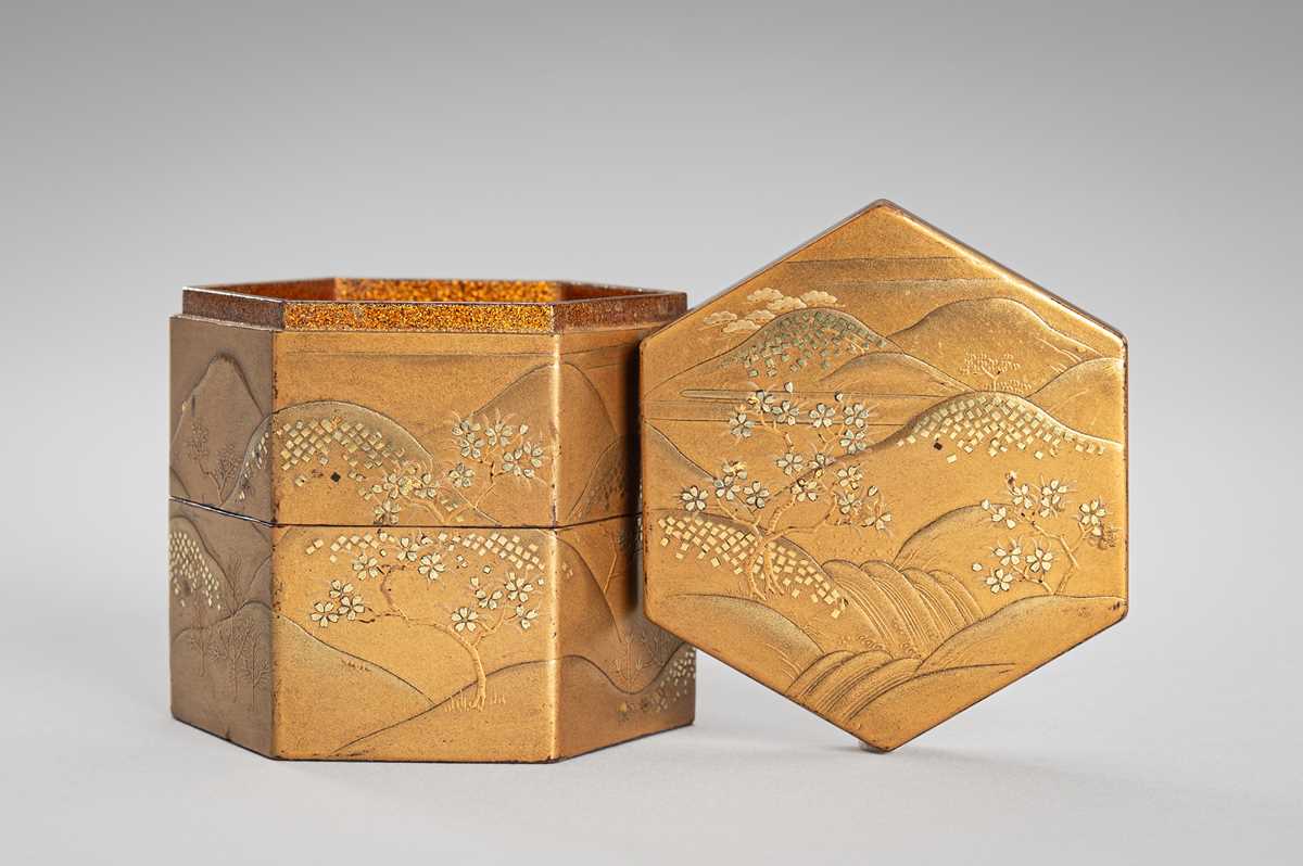 Lot 108 - A GOLD LACQUER JU-KOGO (SMALL TIERED BOX) AND COVER DEPICTING MOUNT YOSHINO