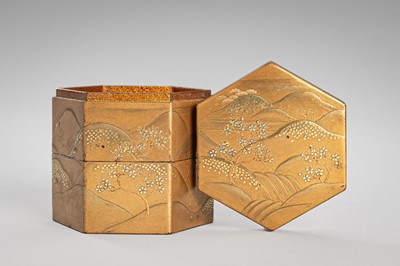 Lot 108 - A GOLD LACQUER JU-KOGO (SMALL TIERED BOX) AND COVER DEPICTING MOUNT YOSHINO