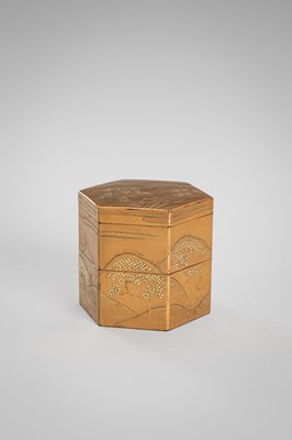 Lot 108 - A GOLD LACQUER JU-KOGO (SMALL TIERED BOX) AND COVER DEPICTING MOUNT YOSHINO