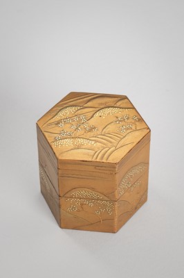 Lot 108 - A GOLD LACQUER JU-KOGO (SMALL TIERED BOX) AND COVER DEPICTING MOUNT YOSHINO