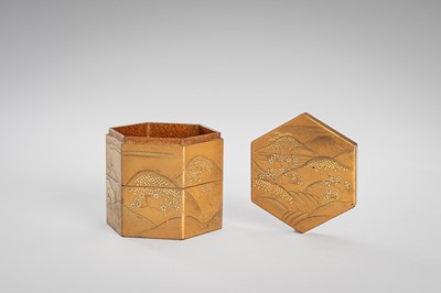 Lot 108 - A GOLD LACQUER JU-KOGO (SMALL TIERED BOX) AND COVER DEPICTING MOUNT YOSHINO
