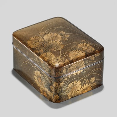 Lot 311 - A FINE GOLD TOGIDASHI LACQUER KOGO (INCENSE BOX) AND COVER WITH CHRYSANTHEMUMS