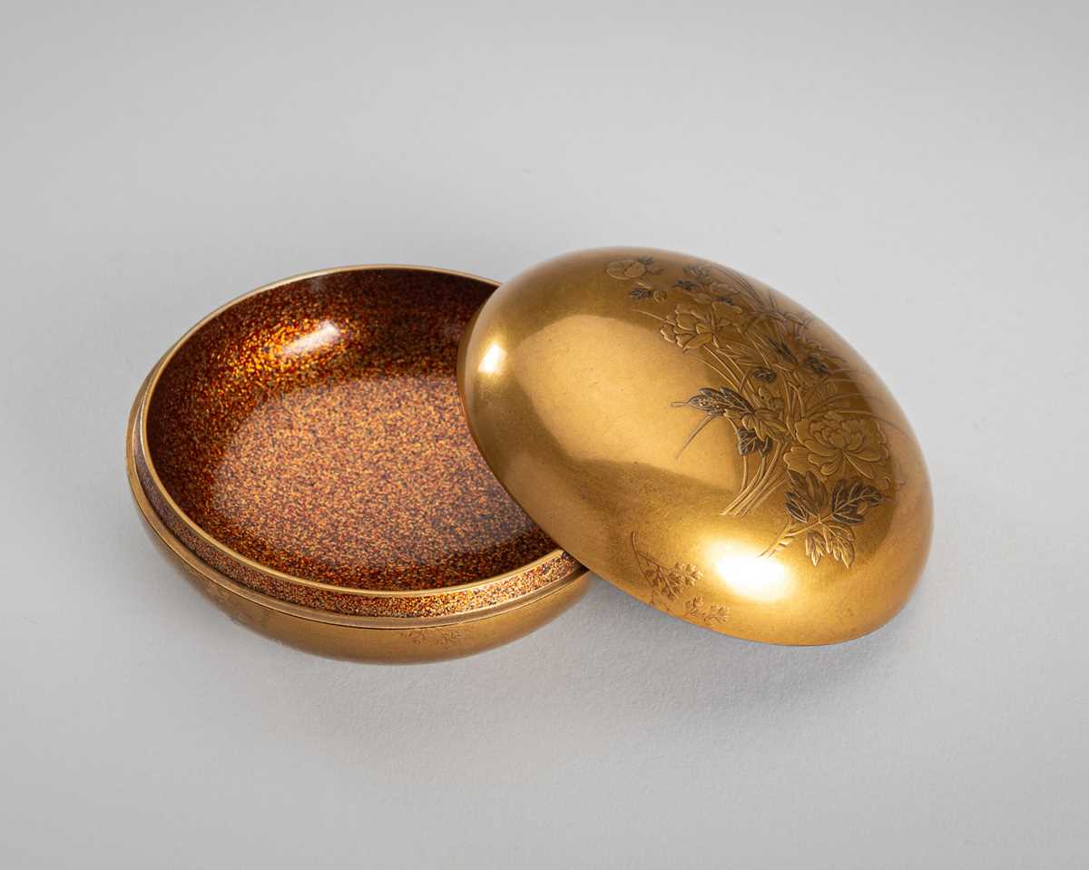Lot 125 - A FINE GOLD LACQUER KOGO (INCENSE BOX) AND COVER WITH PEONIES AND GRASSES