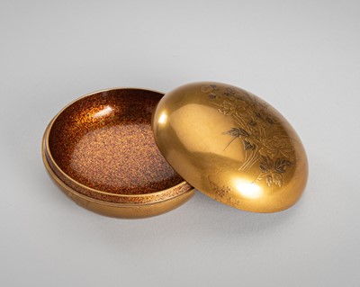 Lot 125 - A FINE GOLD LACQUER KOGO (INCENSE BOX) AND COVER WITH PEONIES AND GRASSES