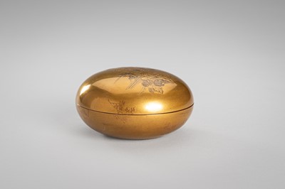 Lot 125 - A FINE GOLD LACQUER KOGO (INCENSE BOX) AND COVER WITH PEONIES AND GRASSES