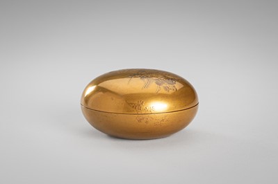 Lot 125 - A FINE GOLD LACQUER KOGO (INCENSE BOX) AND COVER WITH PEONIES AND GRASSES