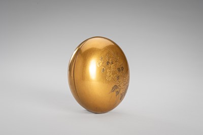 Lot 125 - A FINE GOLD LACQUER KOGO (INCENSE BOX) AND COVER WITH PEONIES AND GRASSES