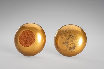 Lot 125 - A FINE GOLD LACQUER KOGO (INCENSE BOX) AND COVER WITH PEONIES AND GRASSES
