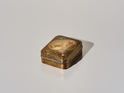 Lot 112 - A FINE INLAID LACQUER KOGO (INCENSE BOX) AND COVER WITH A FAN