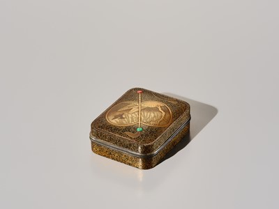 Lot 112 - A FINE INLAID LACQUER KOGO (INCENSE BOX) AND COVER WITH A FAN