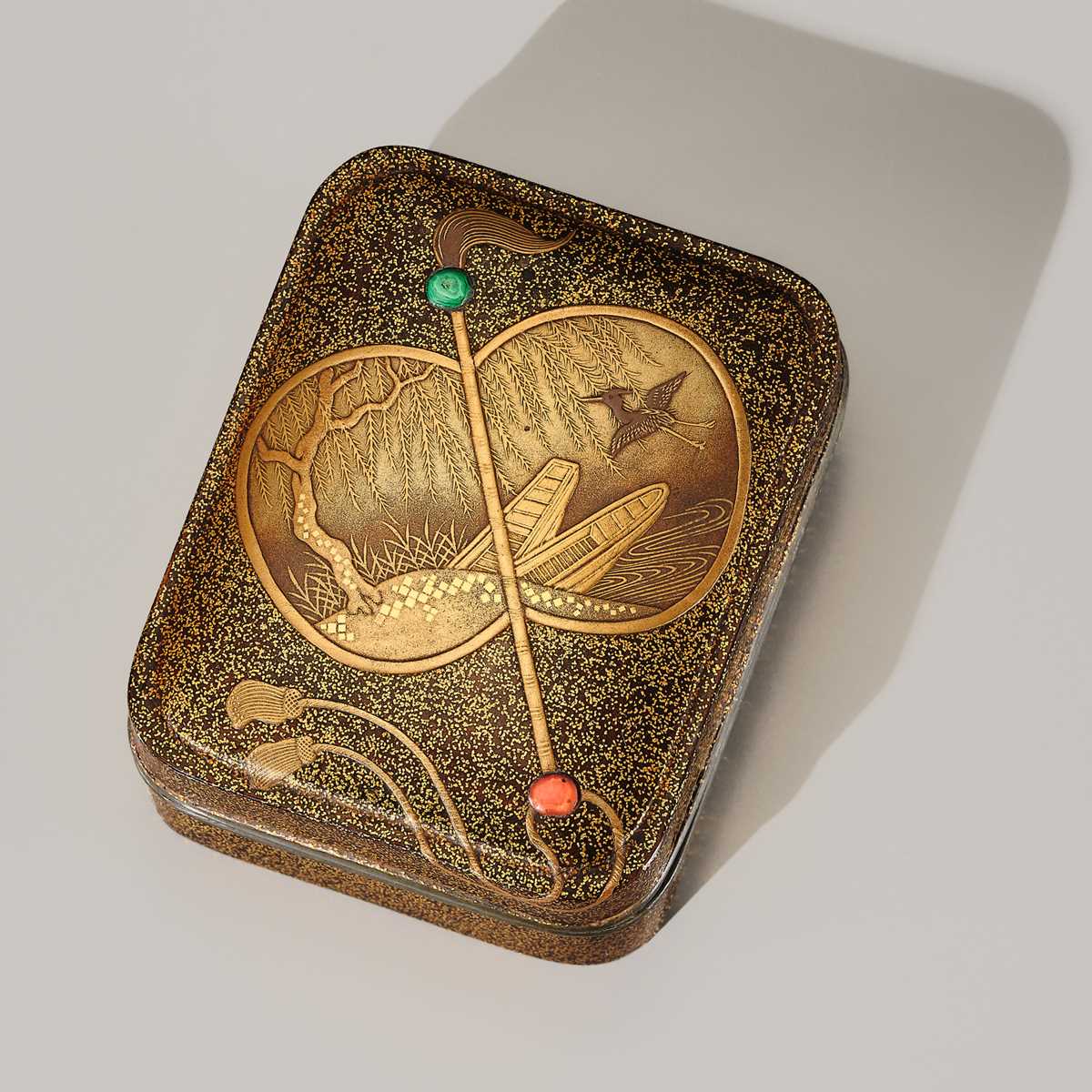 Lot 112 - A FINE INLAID LACQUER KOGO (INCENSE BOX) AND COVER WITH A FAN
