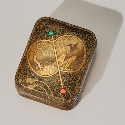 Lot 112 - A FINE INLAID LACQUER KOGO (INCENSE BOX) AND COVER WITH A FAN