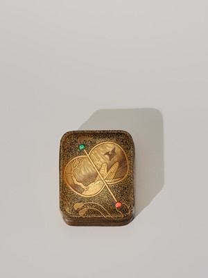 Lot 112 - A FINE INLAID LACQUER KOGO (INCENSE BOX) AND COVER WITH A FAN