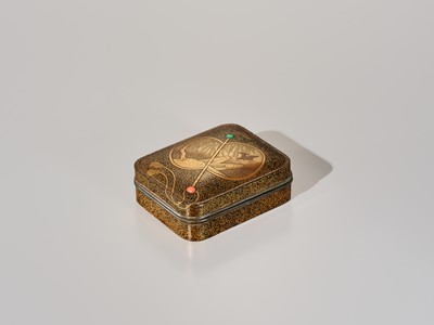 Lot 112 - A FINE INLAID LACQUER KOGO (INCENSE BOX) AND COVER WITH A FAN