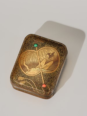 Lot 112 - A FINE INLAID LACQUER KOGO (INCENSE BOX) AND COVER WITH A FAN
