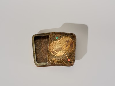 Lot 112 - A FINE INLAID LACQUER KOGO (INCENSE BOX) AND COVER WITH A FAN