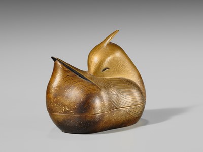Lot 117 - A FINE GOLD-LACQUER KOGO (INCENSE BOX) AND COVER IN THE FORM OF A MANDARIN DUCK (OSHIDORI)