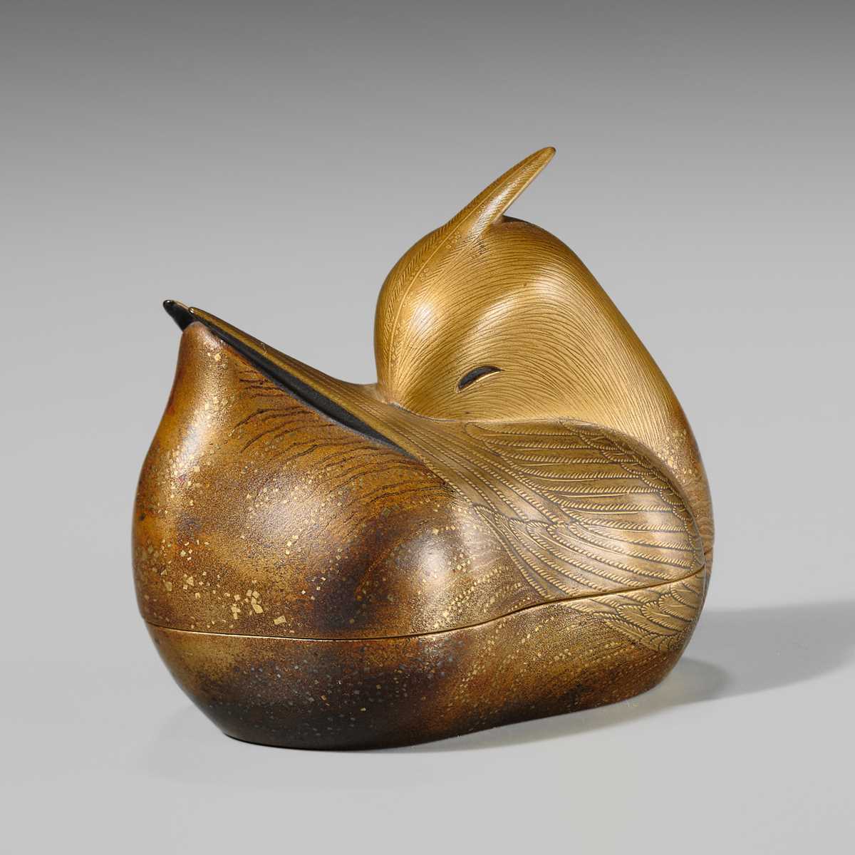 Lot 117 - A FINE GOLD-LACQUER KOGO (INCENSE BOX) AND COVER IN THE FORM OF A MANDARIN DUCK (OSHIDORI)