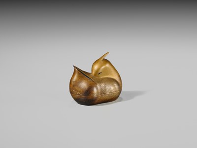 Lot 117 - A FINE GOLD-LACQUER KOGO (INCENSE BOX) AND COVER IN THE FORM OF A MANDARIN DUCK (OSHIDORI)