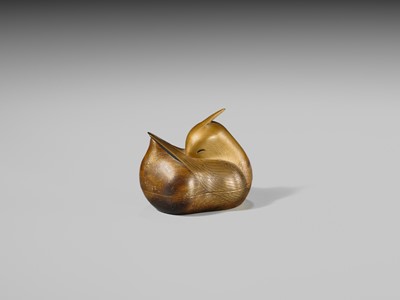 Lot 117 - A FINE GOLD-LACQUER KOGO (INCENSE BOX) AND COVER IN THE FORM OF A MANDARIN DUCK (OSHIDORI)