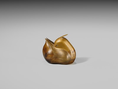 Lot 117 - A FINE GOLD-LACQUER KOGO (INCENSE BOX) AND COVER IN THE FORM OF A MANDARIN DUCK (OSHIDORI)