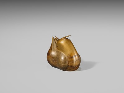 Lot 117 - A FINE GOLD-LACQUER KOGO (INCENSE BOX) AND COVER IN THE FORM OF A MANDARIN DUCK (OSHIDORI)
