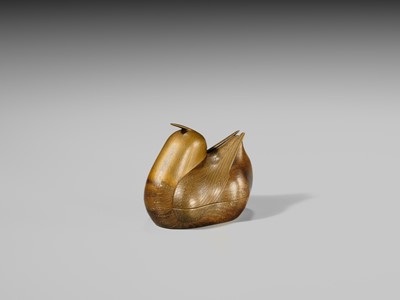 Lot 117 - A FINE GOLD-LACQUER KOGO (INCENSE BOX) AND COVER IN THE FORM OF A MANDARIN DUCK (OSHIDORI)