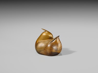 Lot 117 - A FINE GOLD-LACQUER KOGO (INCENSE BOX) AND COVER IN THE FORM OF A MANDARIN DUCK (OSHIDORI)