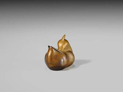 Lot 117 - A FINE GOLD-LACQUER KOGO (INCENSE BOX) AND COVER IN THE FORM OF A MANDARIN DUCK (OSHIDORI)