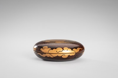 Lot 126 - A LACQUER KOGO (INCENSE BOX) WITH A SHISHI