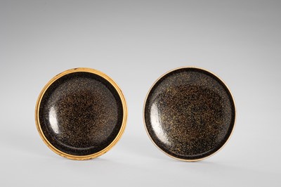 Lot 126 - A LACQUER KOGO (INCENSE BOX) WITH A SHISHI
