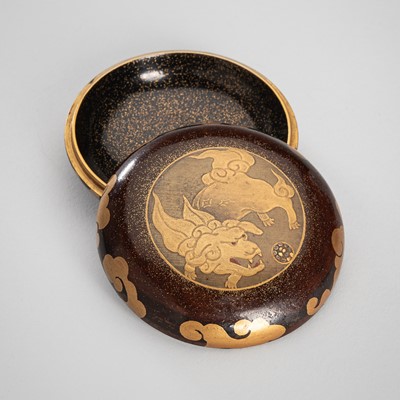 Lot 126 - A LACQUER KOGO (INCENSE BOX) WITH A SHISHI