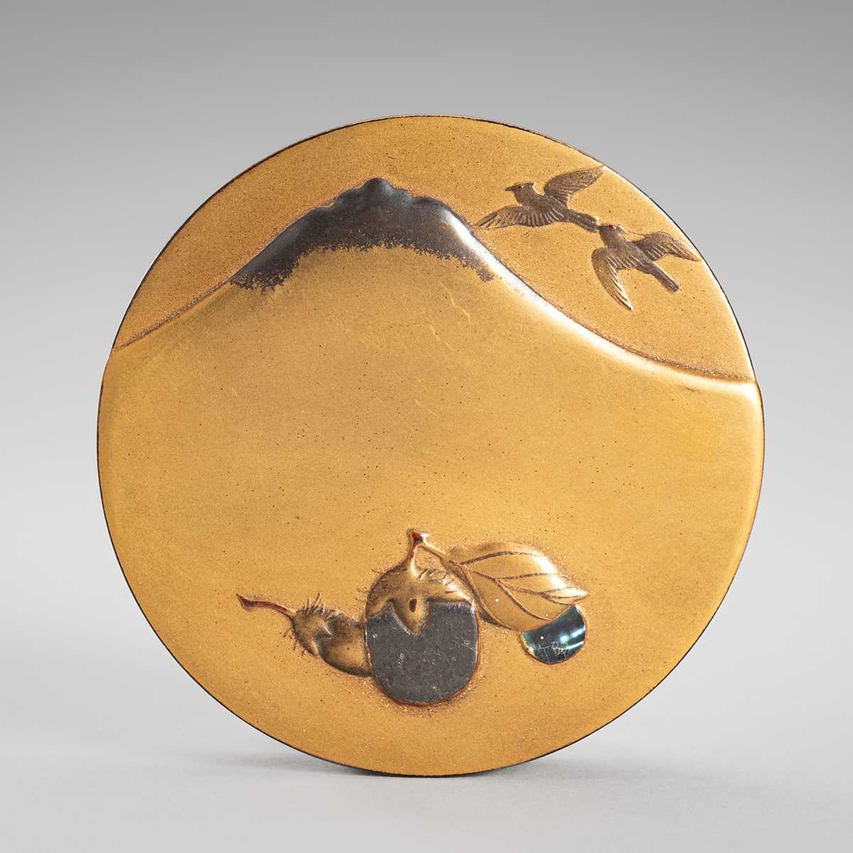 Lot 114 - A FINE GOLD LACQUER KOGO (INCENSE BOX) AND COVER DEPICTING HATSUYUME