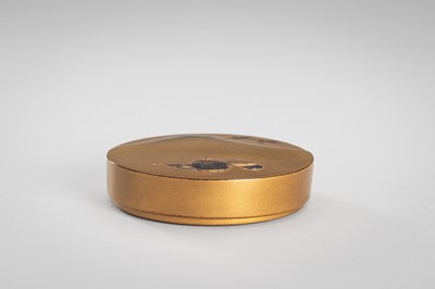 Lot 114 - A FINE GOLD LACQUER KOGO (INCENSE BOX) AND COVER DEPICTING HATSUYUME