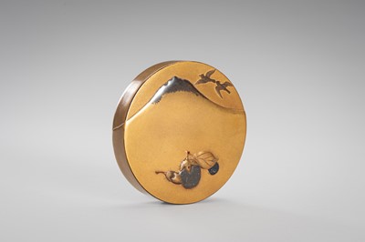 Lot 114 - A FINE GOLD LACQUER KOGO (INCENSE BOX) AND COVER DEPICTING HATSUYUME