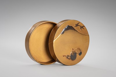 Lot 114 - A FINE GOLD LACQUER KOGO (INCENSE BOX) AND COVER DEPICTING HATSUYUME