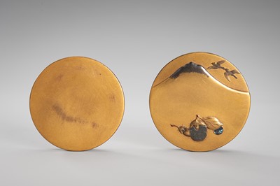 Lot 114 - A FINE GOLD LACQUER KOGO (INCENSE BOX) AND COVER DEPICTING HATSUYUME