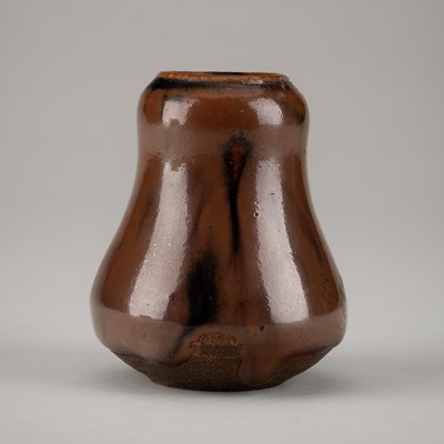 Lot 1938 - A SMALL SETO WARE OCHRE-GLAZED CHAIRE (TEA CADDY)