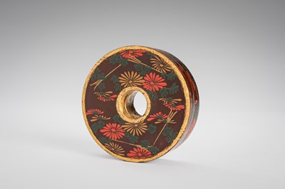 Lot 115 - A SMALL RING-SHAPED LACQUER KOGO (INCENSE BOX) AND COVER WITH CHRYSANTHEMUMS