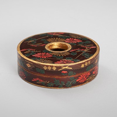 Lot 115 - A SMALL RING-SHAPED LACQUER KOGO (INCENSE BOX) AND COVER WITH CHRYSANTHEMUMS