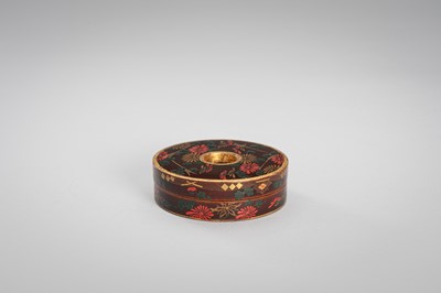 Lot 115 - A SMALL RING-SHAPED LACQUER KOGO (INCENSE BOX) AND COVER WITH CHRYSANTHEMUMS