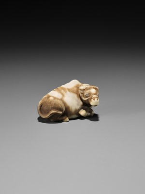 Lot 86 - HAKURYU: A RARE IVORY NETSUKE OF A RECUMBENT OX