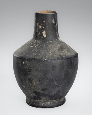 Lot 1072 - A SMALL BLACK POTTERY VESSEL