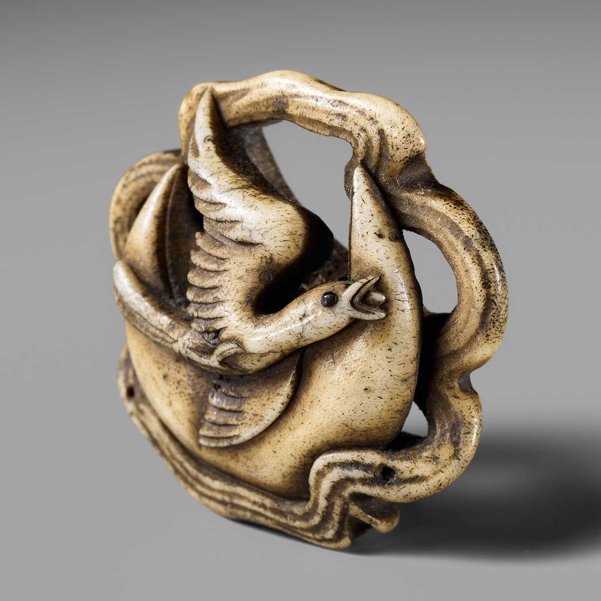 Lot 327 - A FINE ANTLER RYUSA MANJU NETSUKE OF A