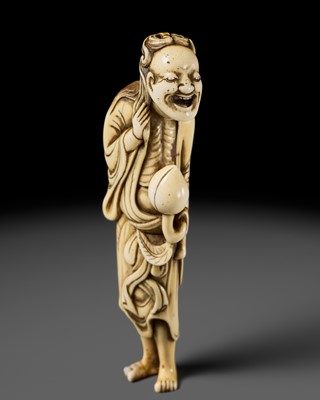 Lot 62 - A SUPERB TALL IVORY NETSUKE OF GAMA SENNIN HOLDING A PEACH