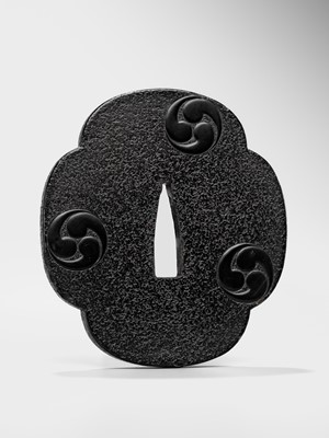 Lot 94 - A FINE LACQUERED WOOD TSUBA WITH MITSUTOMO-E MON