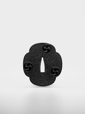 Lot 94 - A FINE LACQUERED WOOD TSUBA WITH MITSUTOMO-E MON